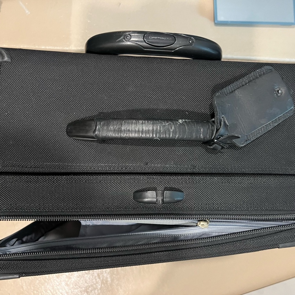 Briggs & Riley Sleek Black Suitcase - Picture 8 of 17